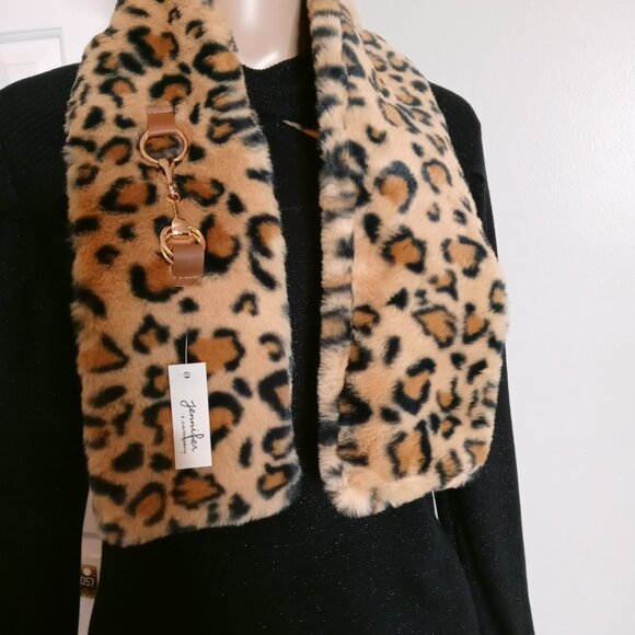 Leopard Faux Fur Scarf with Chain Pull Through - Picture 2 of 4
